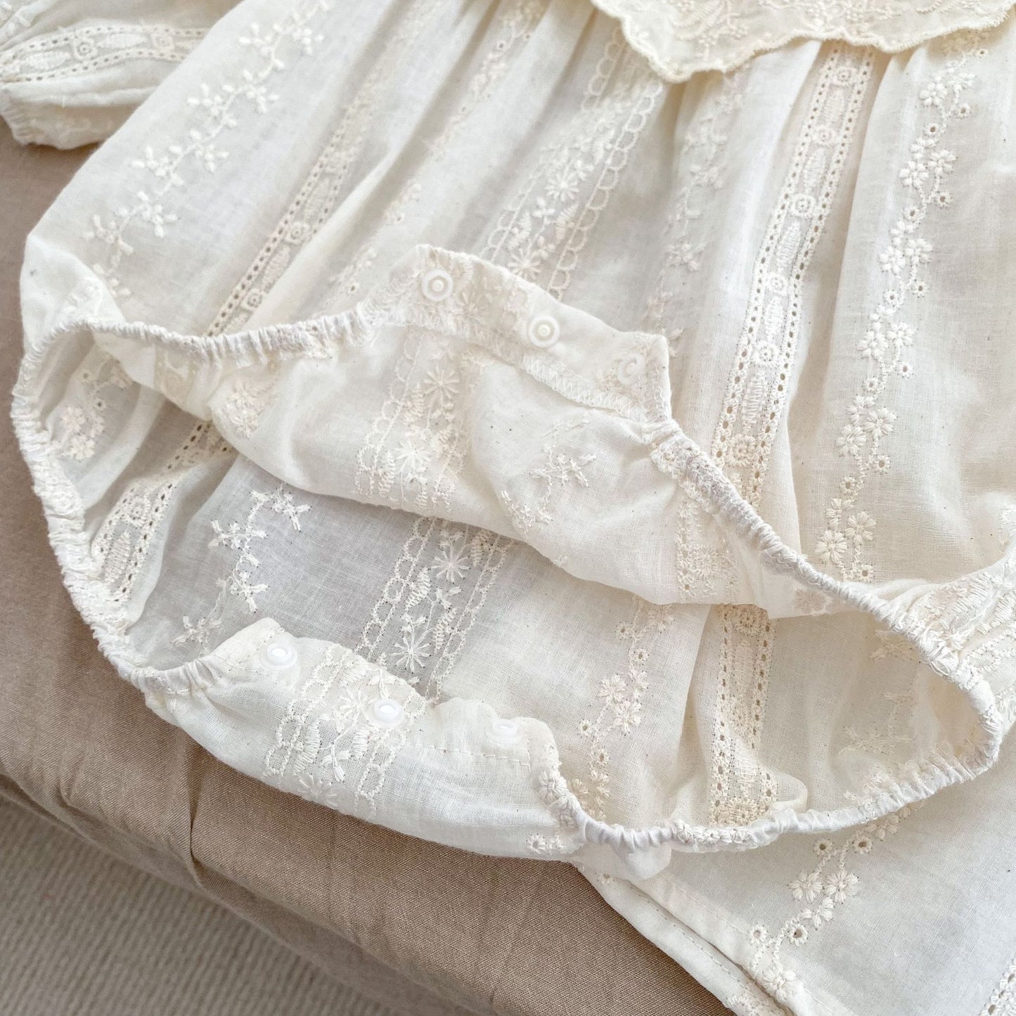 DH0032春季花朵刺繡大翻領長袖包屁衣姐妹裙2024.01.09