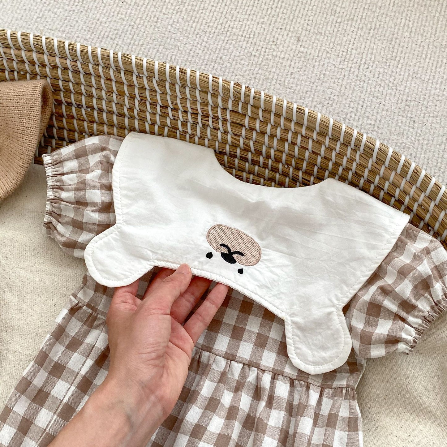 DA3128可愛小熊刺繡格子短袖翻領包屁衣2023.04.21