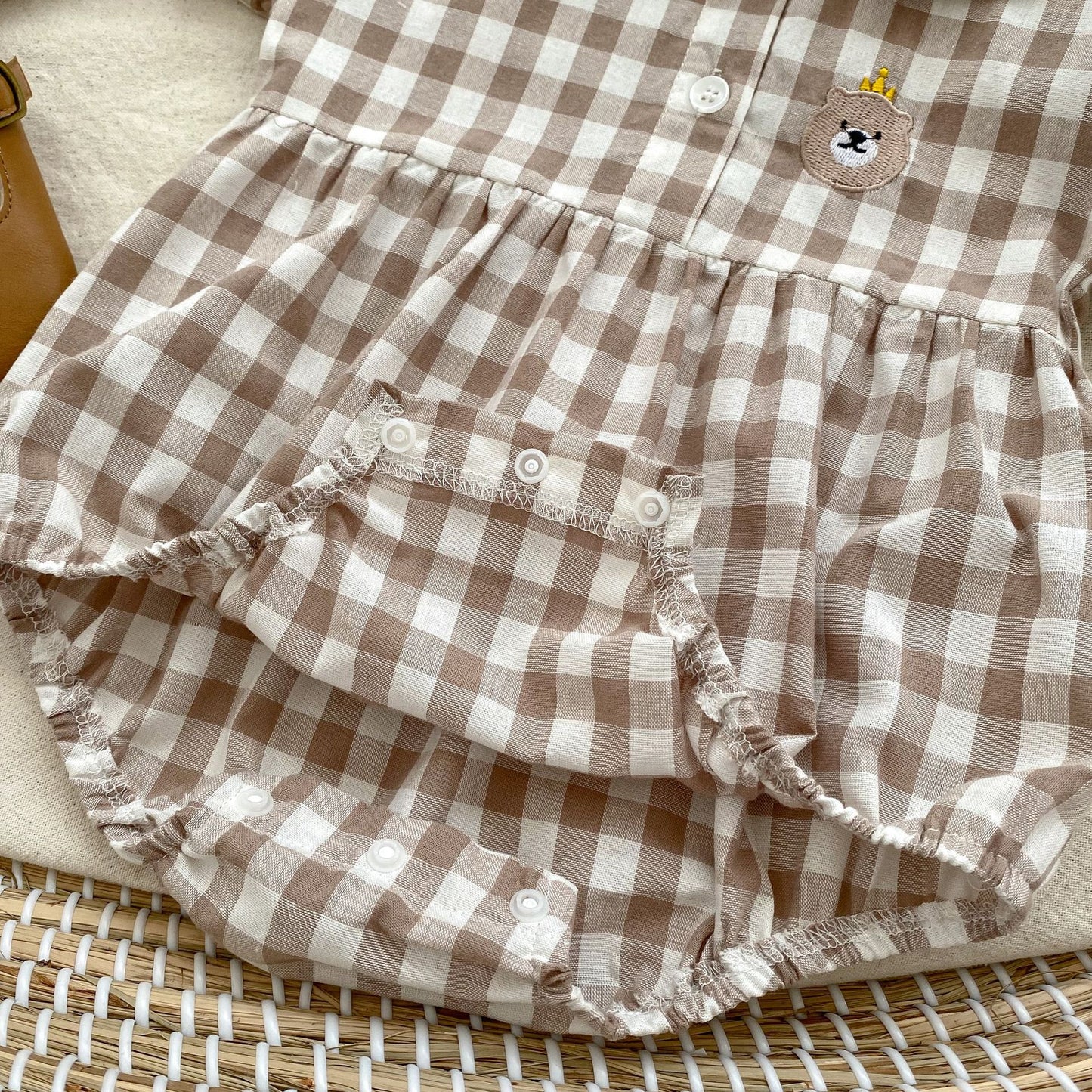 DA3128可愛小熊刺繡格子短袖翻領包屁衣2023.04.21